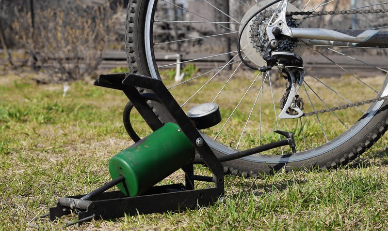 Read more about the article How To Use a Bike Pump — The Right Way